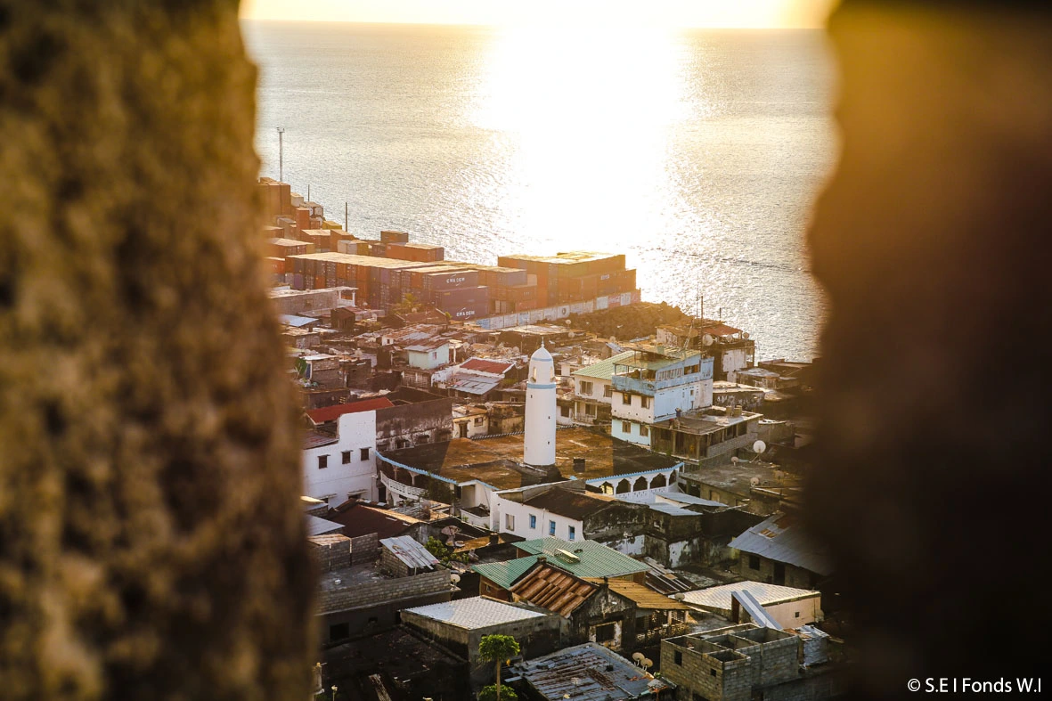 Vue panoramique d'Anjouan — baie, forteresse et port